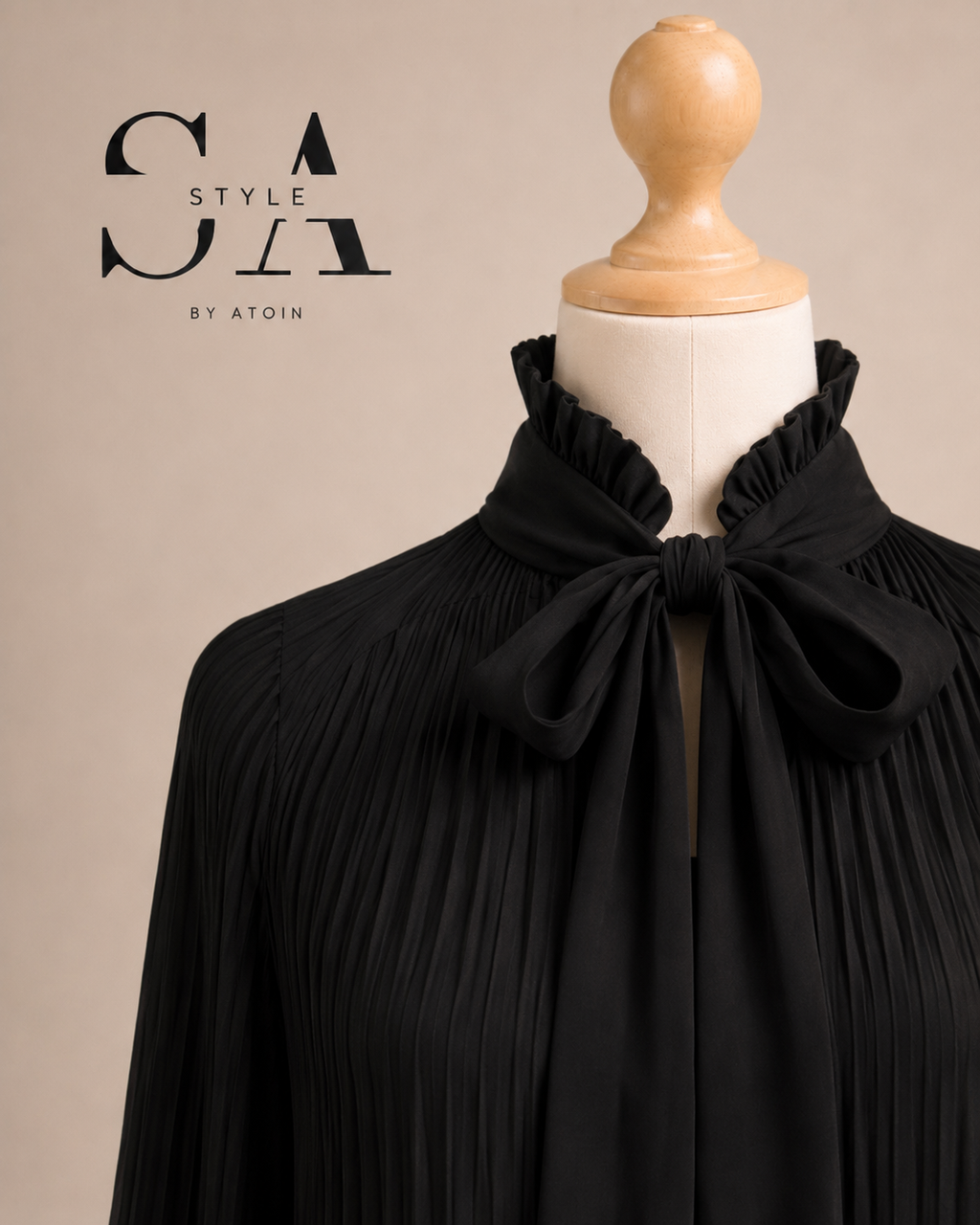 Plissee-Bluse mit Schleifenkragen – Schwarz